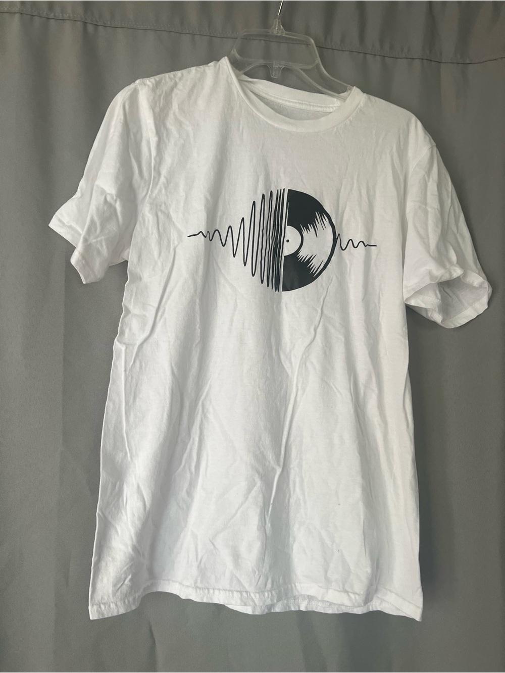 Unbranded White Short Sleeve Graphic Tee with Record Wave